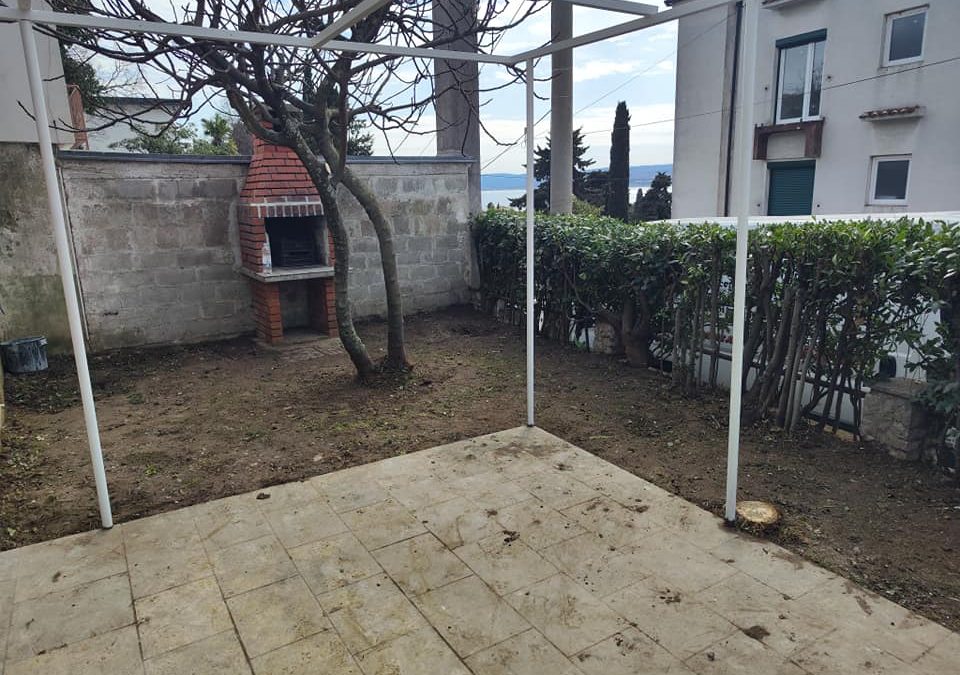Uklanjanje nekoliko palmi i uređivanje vrta u Crikvenici
